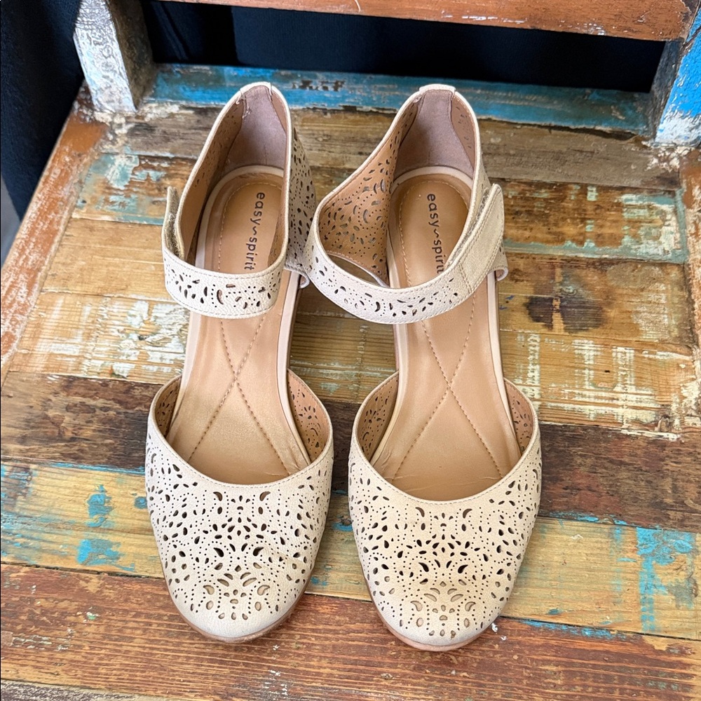 Easy Spirit Women's Cream Flats size 9 1/2